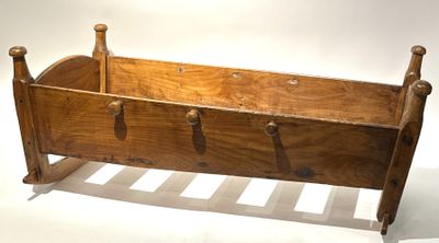Berceau en bois tourné. Travail ancien.