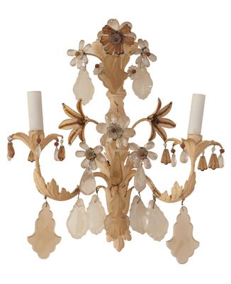 une image représentant un lustre orné de fleurs et de bougies sur fond blanc