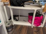 une petite table sur laquelle est posé un ordinateur portable