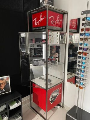 une vitrine contenant des lunettes de soleil dans un magasin