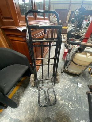 une photo montrant une chaise et un chariot à bagages dans une pièce