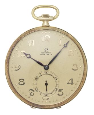 une image représentant une vieille montre de poche sur fond blanc