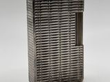 un étui à cigarettes ancien en argent sur fond blanc