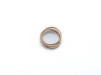 gros plan d'une bague en or sur une surface blanche