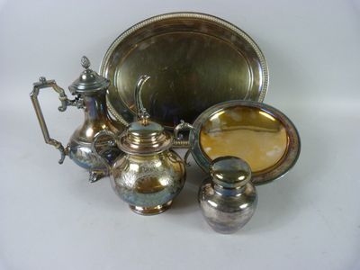beaucoup d'objets en argent posés sur une table