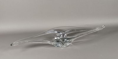 sculpture en verre transparent représentant un oiseau sur un fond blanc