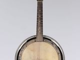 un gros plan d'un banjo suspendu à une ficelle, sur fond blanc