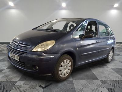 la photo d'une petite voiture bleue garée dans un garage