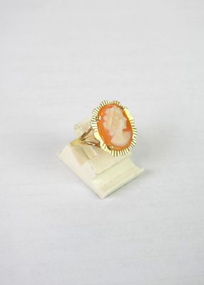 un gros plan d'une bague sur laquelle figure le portrait d'une femme