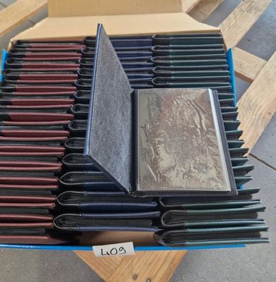 une boîte contenant de nombreux crayons de couleur de différentes couleurs