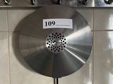 un grand disque métallique accroché au mur d'une salle de bains