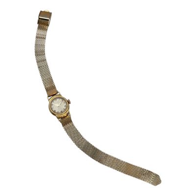 gros plan d'une montre-bracelet sur fond blanc