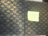 un livre sur lequel est collé un autocollant, posé sur une table