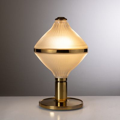 un gros plan d'une lampe posée sur une table, sur fond gris