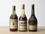 trois bouteilles de vin posées sur une table en bois
