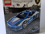 la boîte est ouverte pour montrer l'avant d'une voiture de sport bleue et blanche