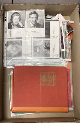 une boîte contenant tout un tas de livres
