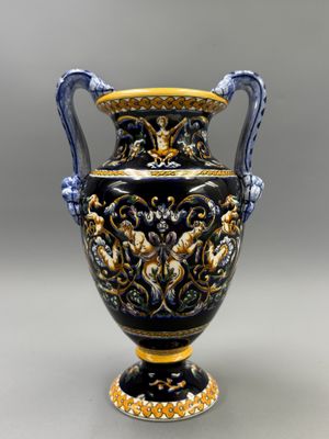 un vase bleu et jaune posé sur une table