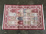 un tapis en patchwork rouge et blanc posé à même le sol