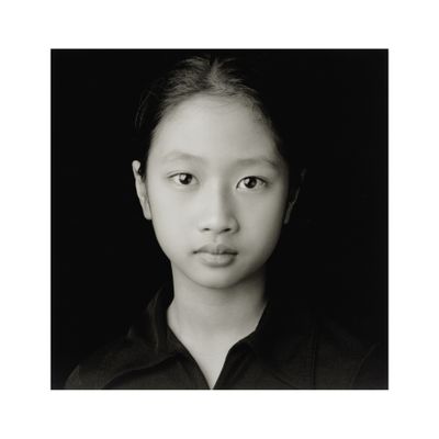 photographie en noir et blanc d'une jeune fille portant un t-shirt noir