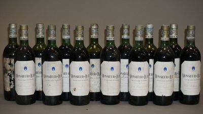 plusieurs bouteilles de vin sont alignées sur une table