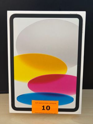 Le carton contenant le nouvel iPhone 11 est ouvert et prêt à être expédié