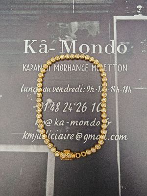 une photo d'un collier en or exposé dans un magasin