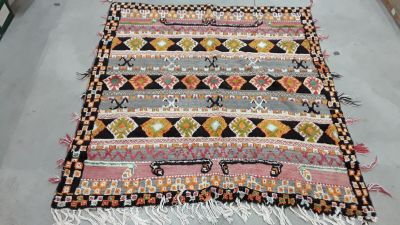 a rug that is laying on the floor in the room