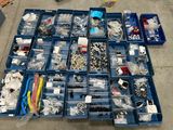 de nombreux objets divers rangés dans des bacs bleus posés par terre