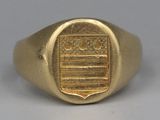 une image représentant une bague-sceau en or ornée d'un drapeau américain