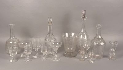 beaucoup de bouteilles en verre et de verres posés sur une table