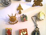 un grand nombre de badges posés sur une table