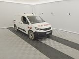 l'image d'une camionnette blanche garée dans un garage