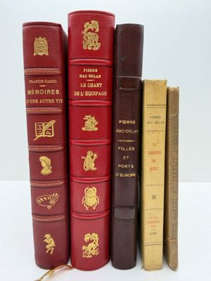 les livres sont alignés sur une surface blanche