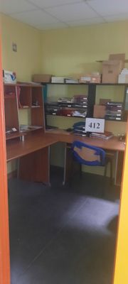 une pièce contenant un bureau, des étagères et une chaise
