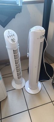 trois purificateurs d'air posés au sol les uns à côté des autres