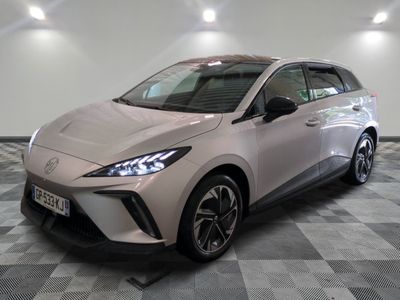 Le nouveau SUV Toyota C-HR est garé dans un showroom.