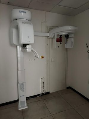 une chambre équipée de toilettes et d'une douche