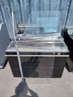 une table avec un plateau en verre posée à même le sol