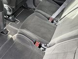 l'intérieur d'une voiture dont les sièges avant sont rabattus