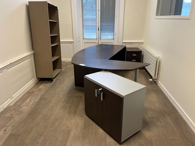 Bureau en mélaminié imitation bois foncé et caisson (240 x 1…