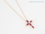 Gros plan sur un collier orné d'une croix