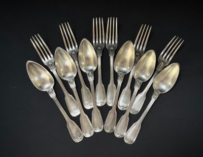 six cuillères en argent sont disposées en cercle sur une surface noire