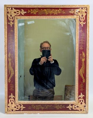 un homme se prenant en photo dans un miroir