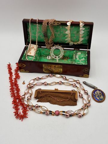 Coffret à bijoux de style Extrême oriental avec quelques bijoux f...