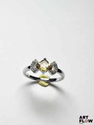 un gros plan d'une bague sertie d'un diamant jaune et d'un diamant blanc