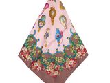 un mouchoir rose et marron orné d'un motif représentant des chats et des fleurs