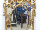 un miroir posé sur le sol d'une pièce