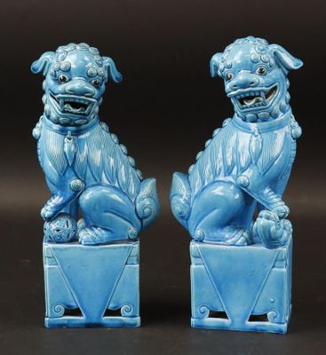 paire de chiens « foo foo » chinois en faïence émaillée bleue, sur socles