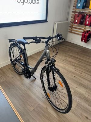 un vélo garé devant un écran de projection